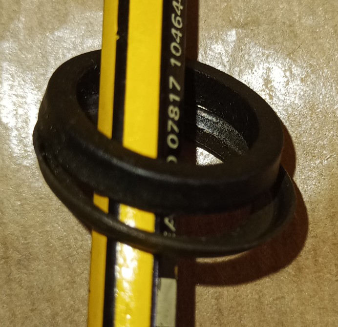 Gummi mit Blechring.jpg